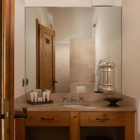 Jenna - By Emerald Шале